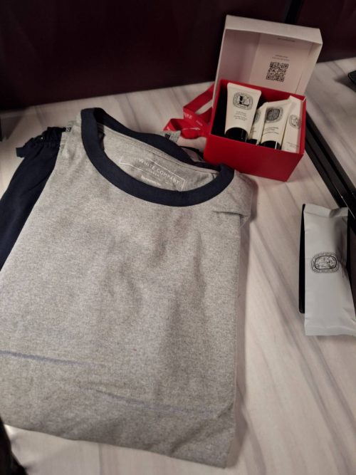 ビジネスクラスのパジャマとアメニティ