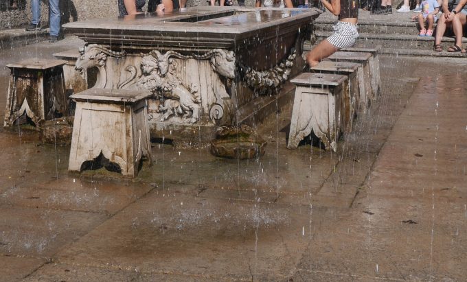 水が噴水のようにでてくるヘルブルン宮殿