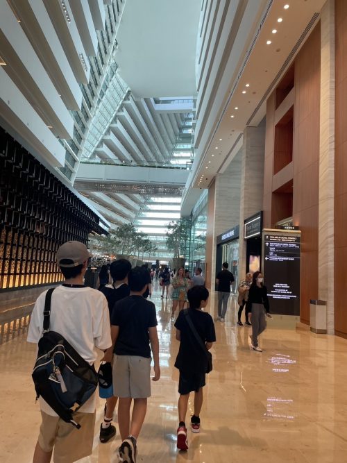 マリーナベイサンズのロビーを歩く子どもたち