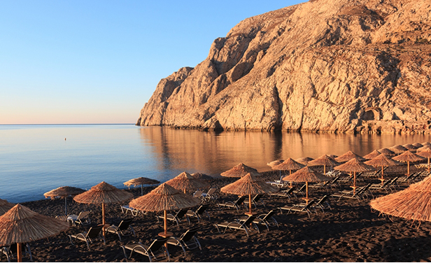 黒い砂浜！？ カマリ・ビーチ