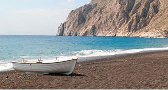 黒い砂浜！？ カマリ・ビーチ