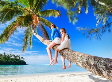 サムイ島のヤシの木で遊ぶ子供たち