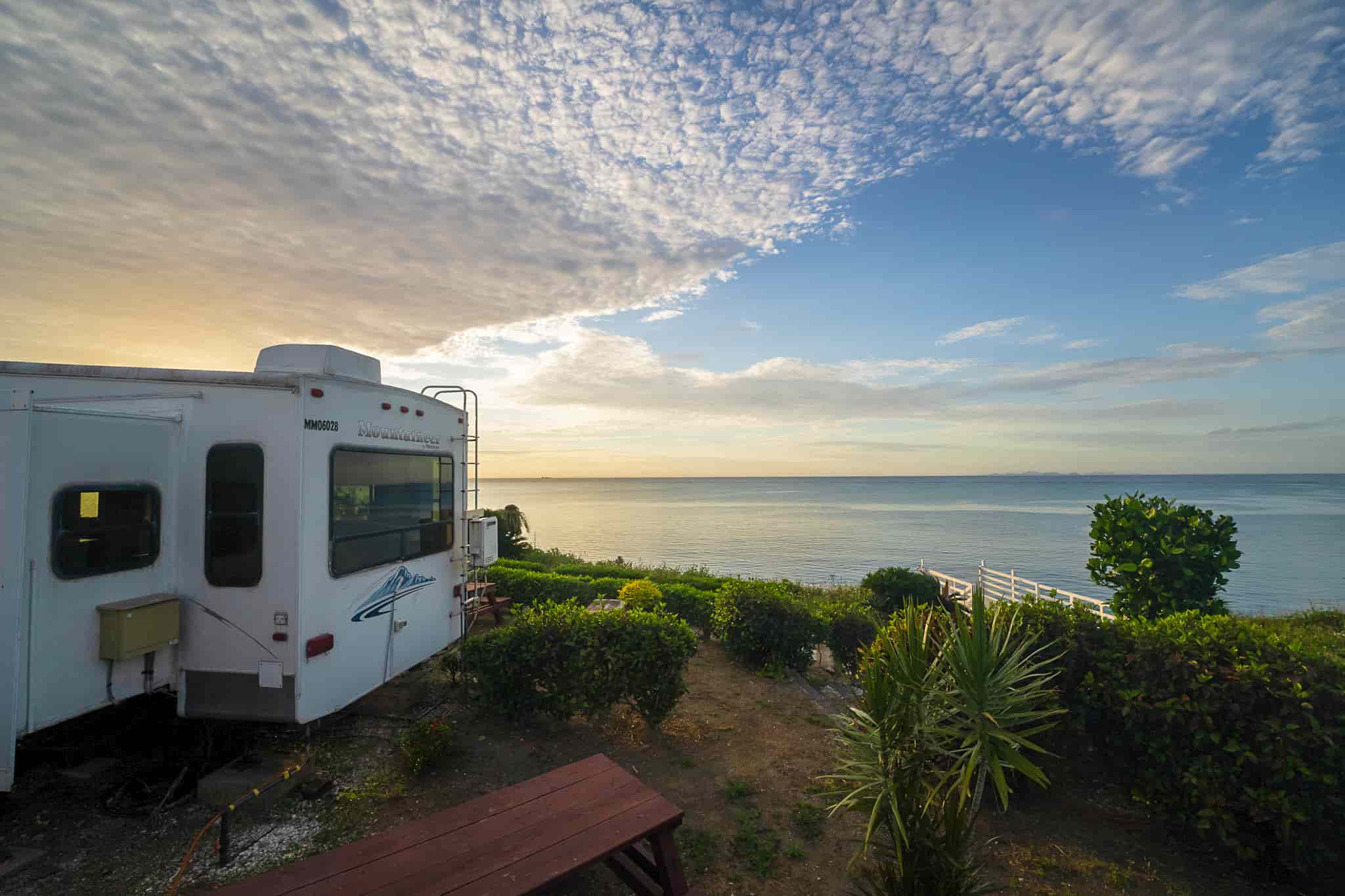 ウッドペッカー今帰仁の海に沈む夕焼け