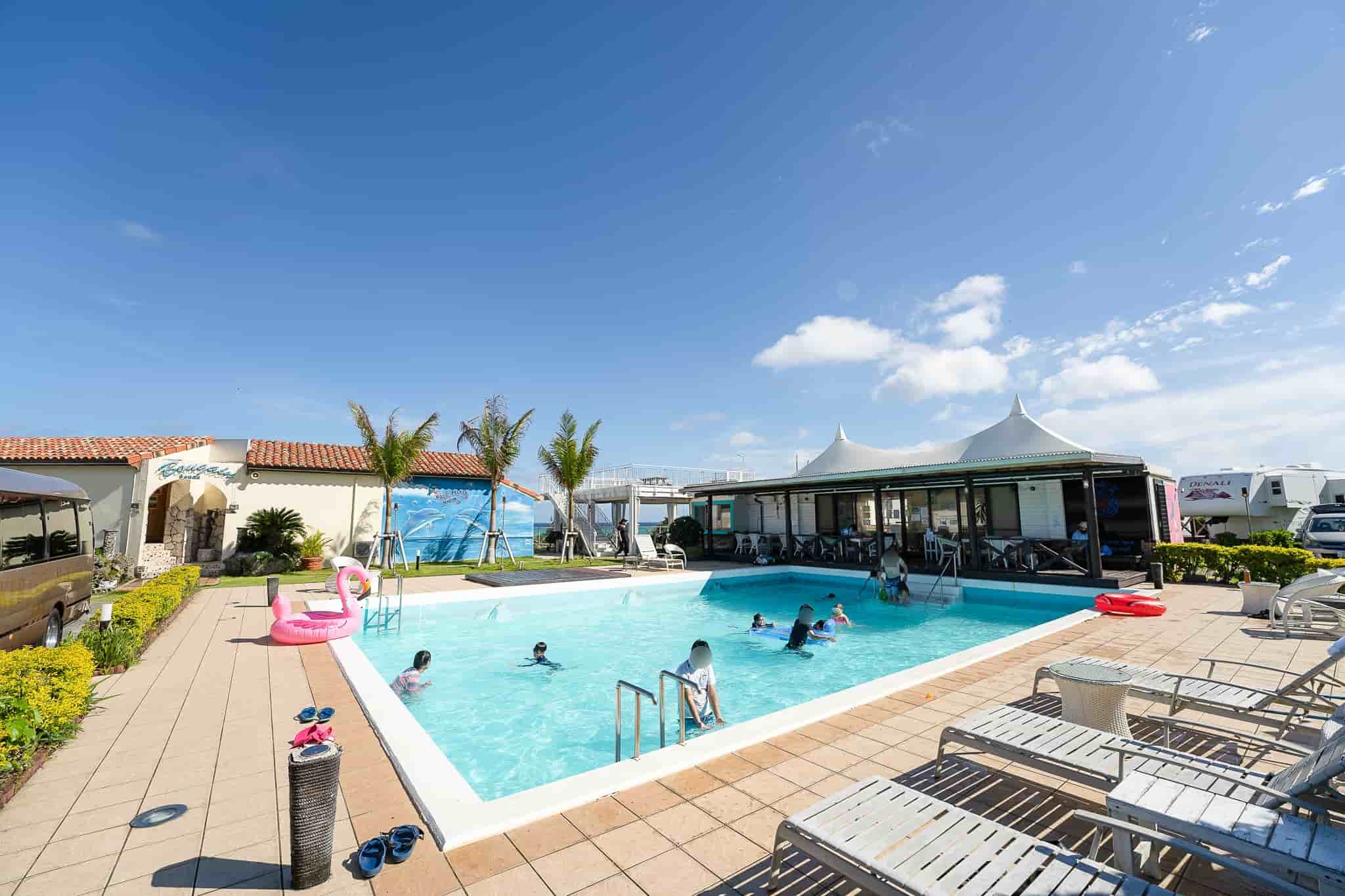 ウッドペッカー今帰仁の施設内プール