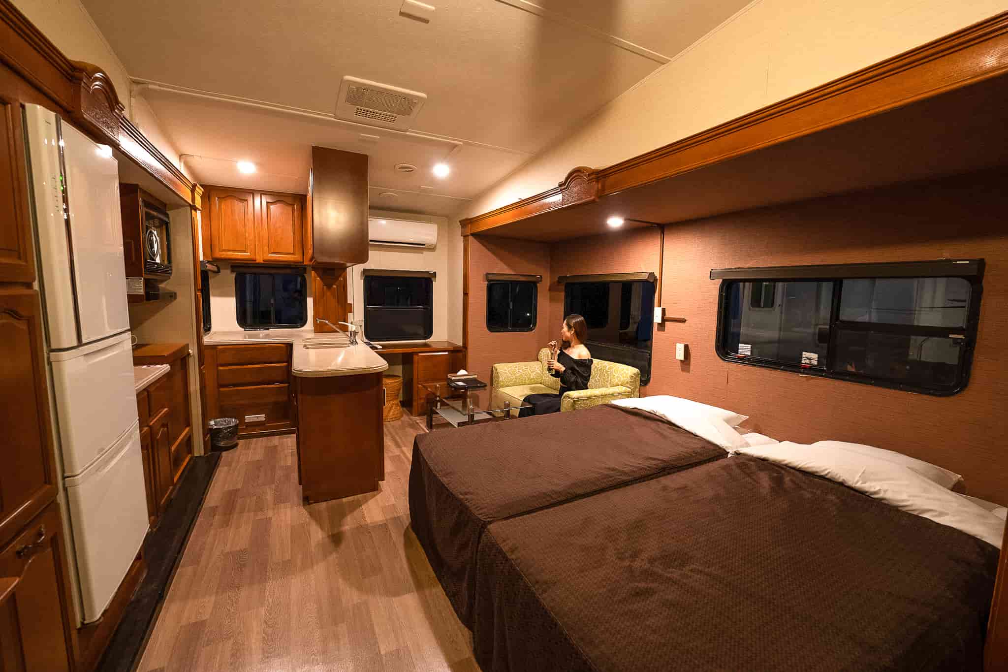 ウッドペッカー今帰仁のトレーラハウス内（夜）