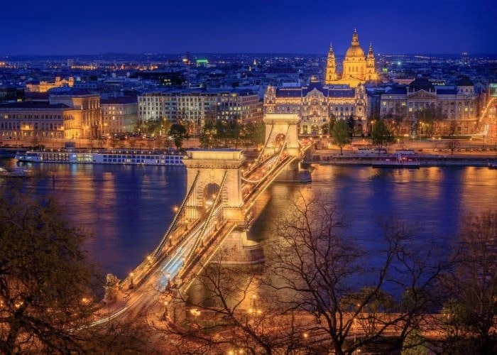 ホテルのすぐそばにある、くさり橋