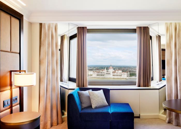 窓枠が額縁となって、絵画のような絶景が楽しめる