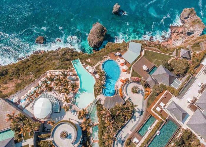 上から見ると本当にプールが崖の上に立っているのがわかる！