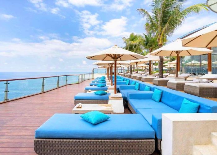 眼前に広がる海を眺めながらリラックス