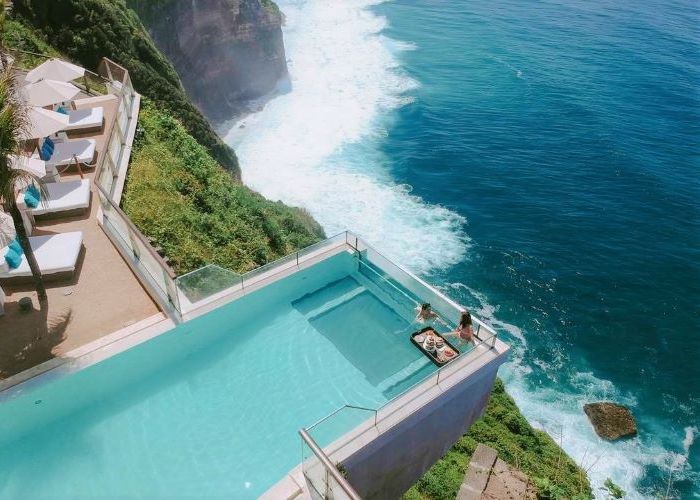 プールに入りながら食事も楽しめる