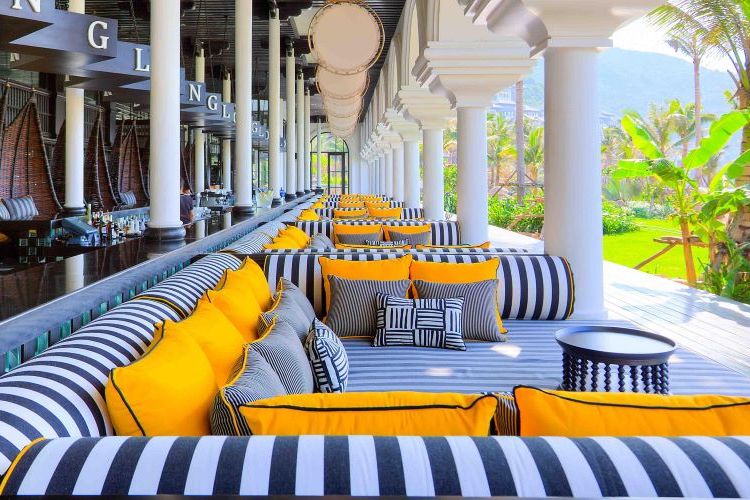 バーのテラスでゆったり寛いてみては？