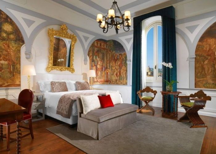 アルノ川の眺望が楽しめるデラックスルーム