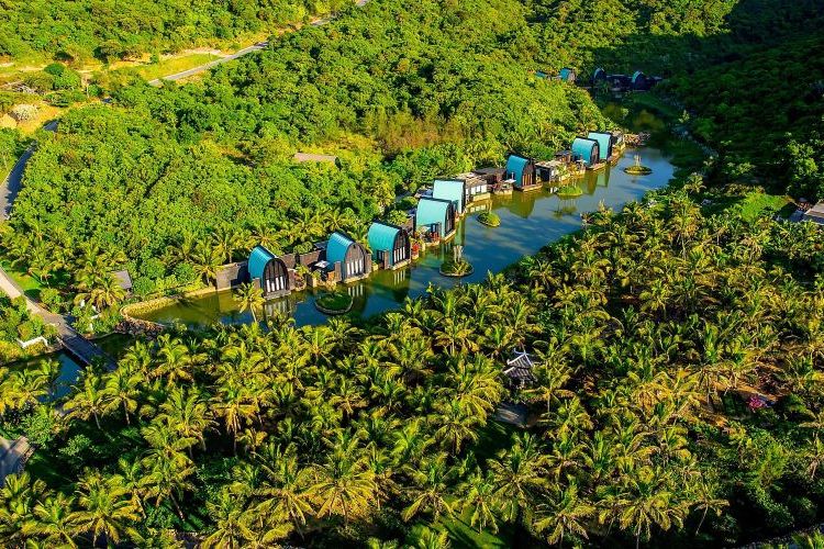 モンキーマウンテンの丘の上に佇む