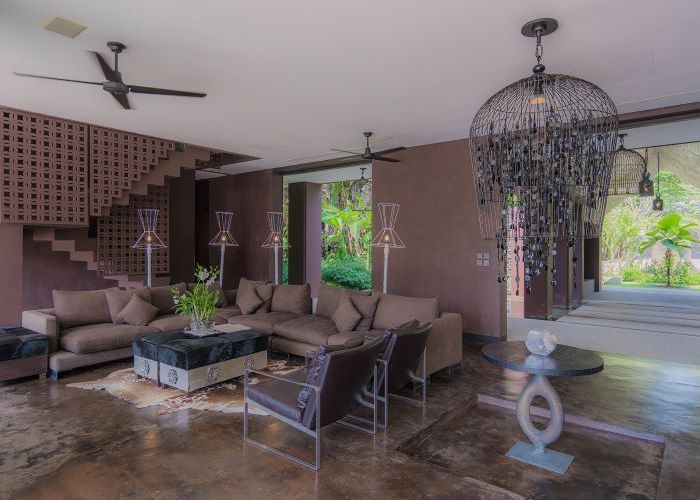 広々としたラグジュアリーな雰囲気あふれるリビング