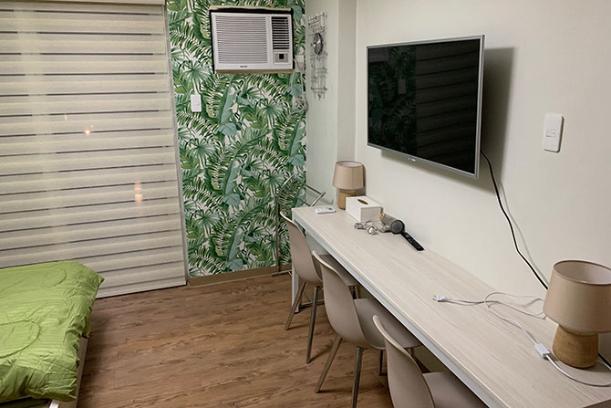 デスクもあるので食事や勉強もできる