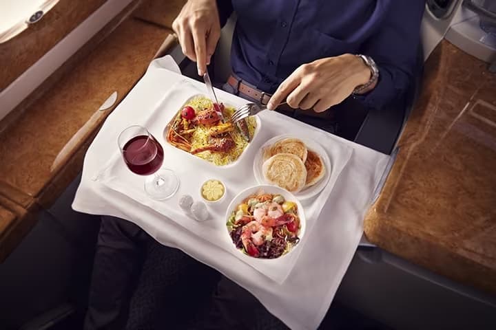 ビジネスクラスでの機内食イメージ