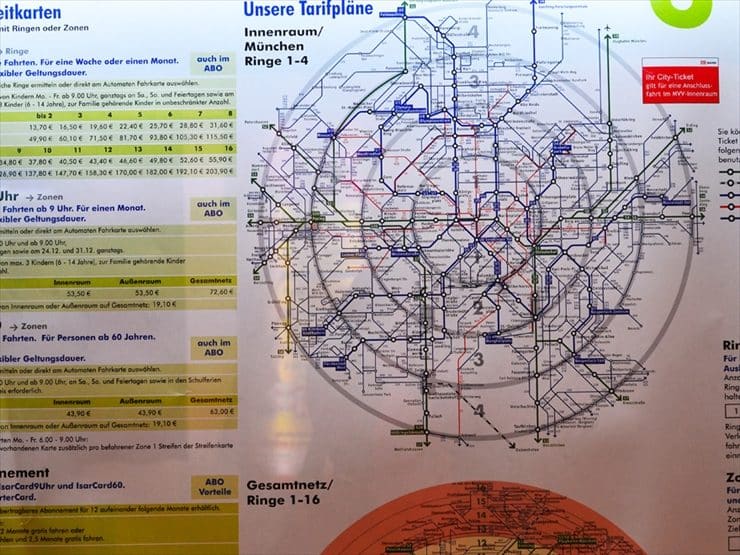 駅構内の案内版でゾーンの確認ができる。