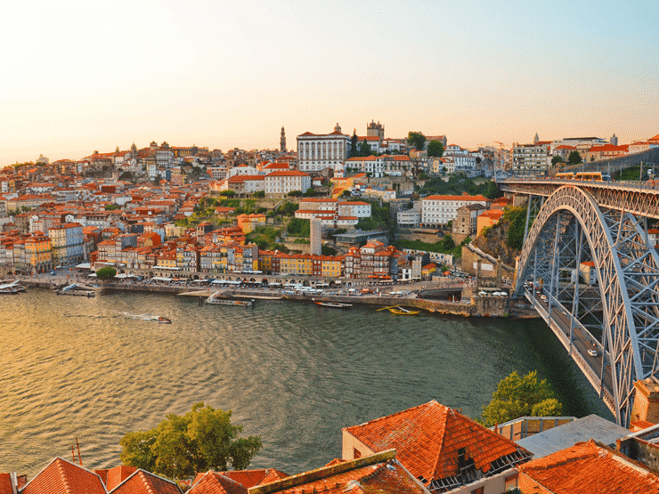 旧市街のカラフルな街並み