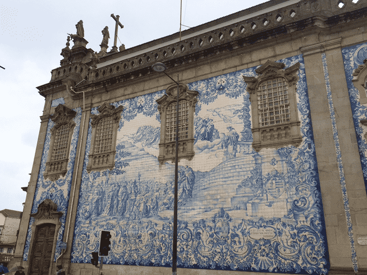 側面が見物な「カルモ教会」