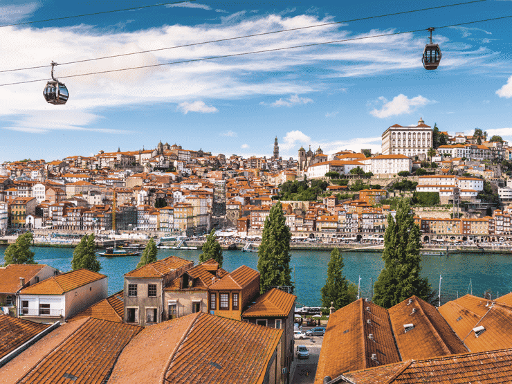 見るとつい乗車したくなるのがロープウェイ