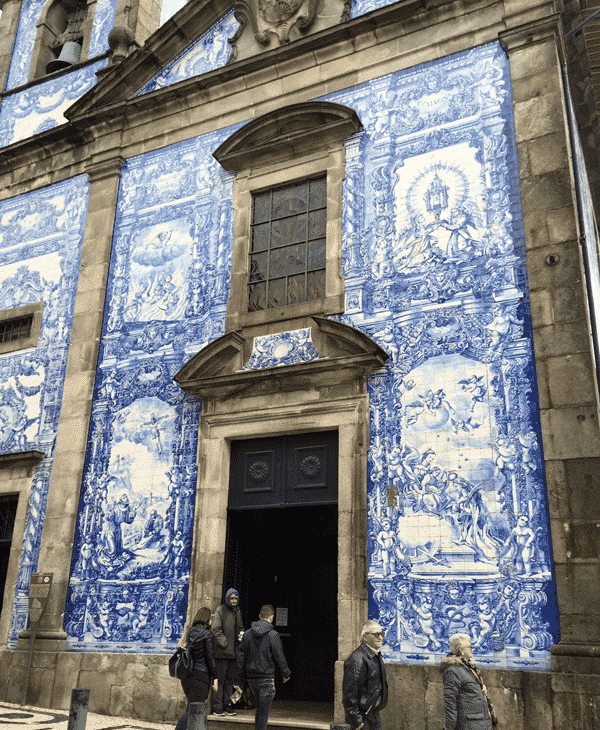 見事な色彩に驚く「アルマス礼拝堂」