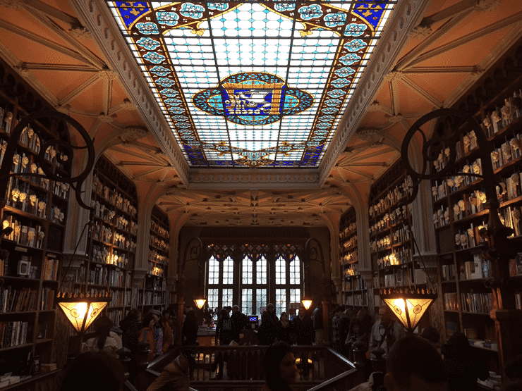 2階には陽光を受けて輝くステンドグラス