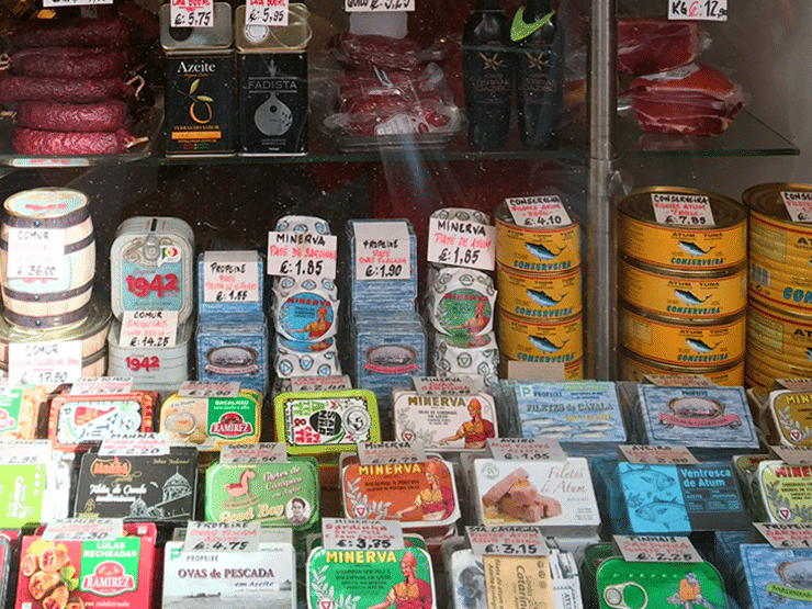 缶詰が安く売っています。