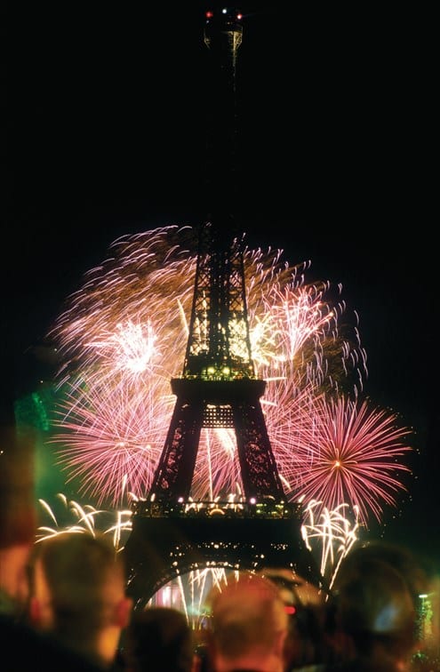 エッフェル塔と国民祭の花火© Paris Tourist Office - Photographe : Amélie Dupont