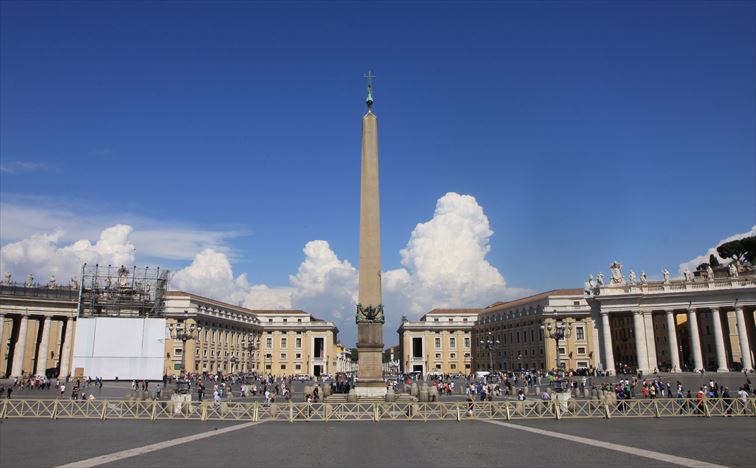 存在感のあるオベリスクを中心に広がるサン・ピエトロ広場