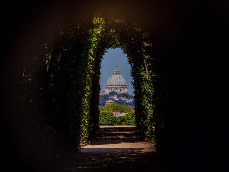 鍵穴から見えるサン・ピエトロ大聖堂のドーム
