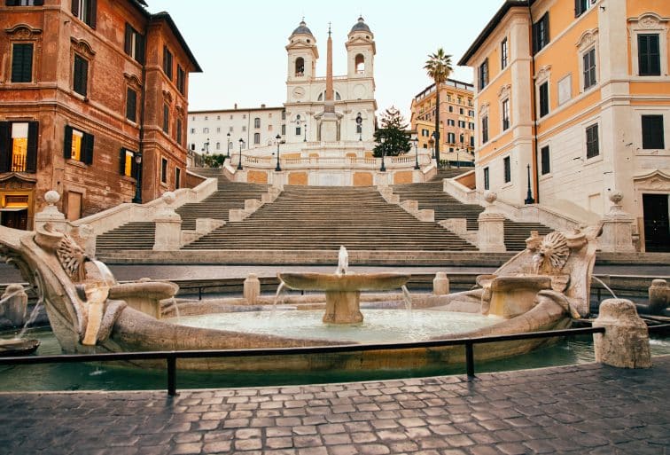 ベルニーニ作のバルカッチャの噴水も歴史的価値のある作品