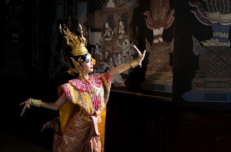タイ人女性が踊る伝統的なタイ舞踊
