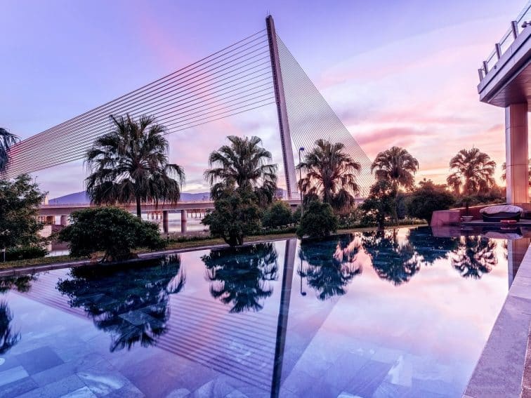 グランメルキュールダナンの夕暮れ時のプール