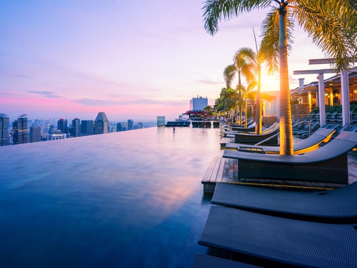 マリーナベイサンズのインフィニティプール夕焼け