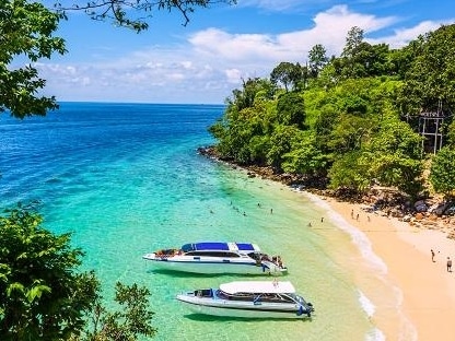ピピ島のビーチに船が2隻とまっている風景