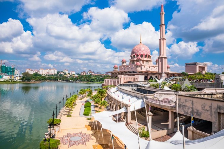 マレーシアのピンクモスクの全景