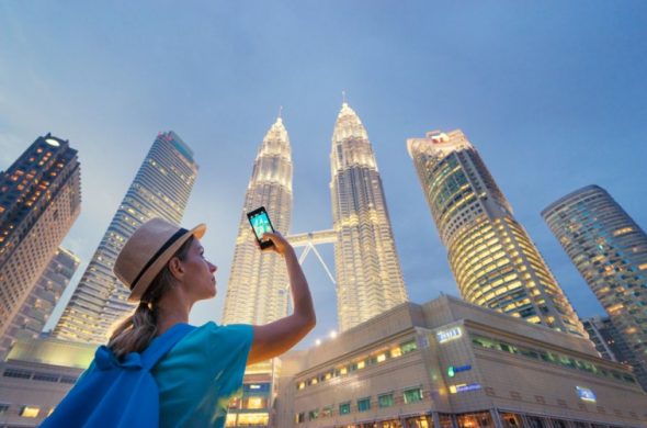 マレーシアのツインタワーを撮影している観光客