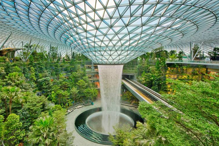 チャンギ空港の人工滝Rain vortex at Jewel Changi Airport