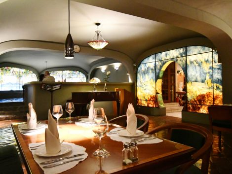 parelmo restaurants inside2