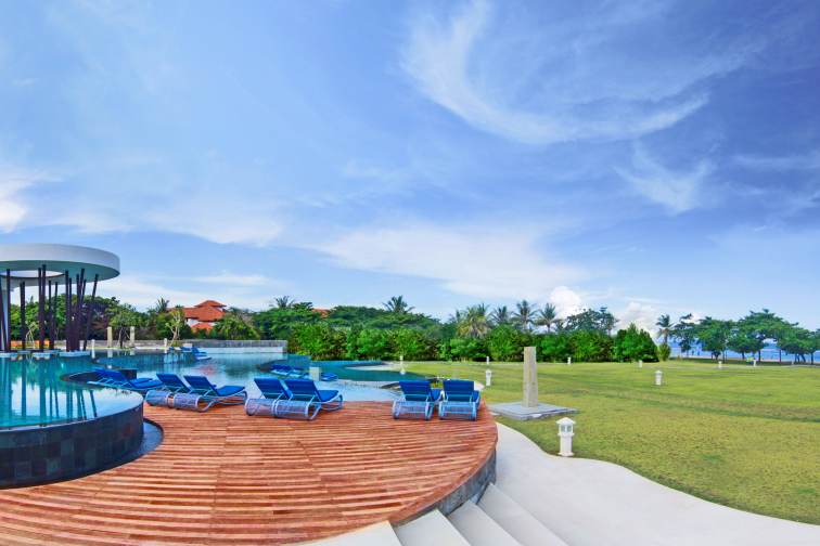 Inaya Putri Bali Main pool