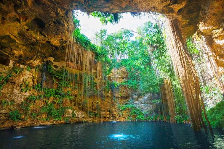 幻想的な絶景「セノーテ」