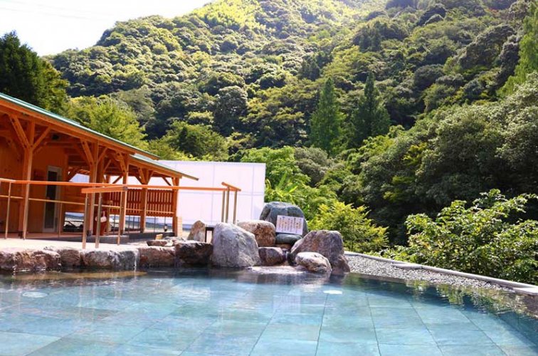 山と渓谷に囲まれた奥道後の風情ある温泉旅館「奥道後 壱湯の守」