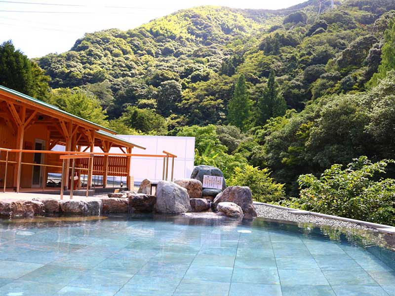 山と渓谷に囲まれた奥道後の風情ある温泉旅館「奥道後 壱湯の守」