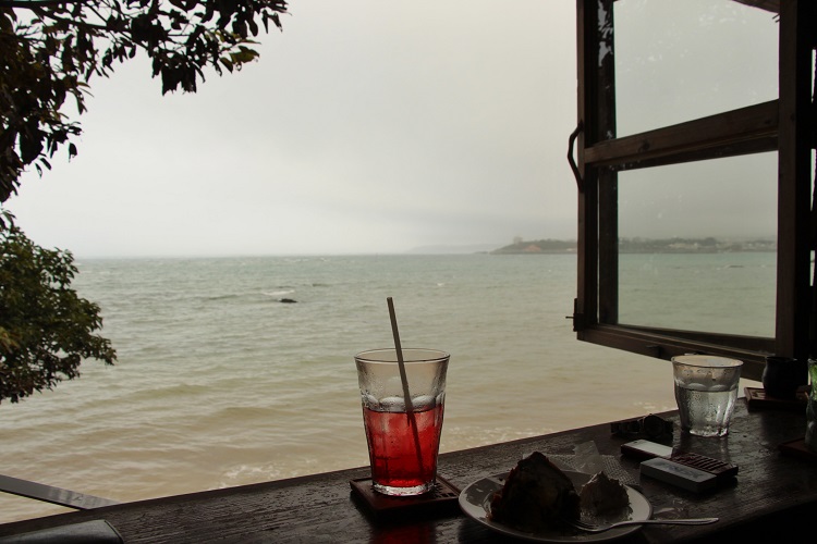 沖縄　浜辺の茶屋