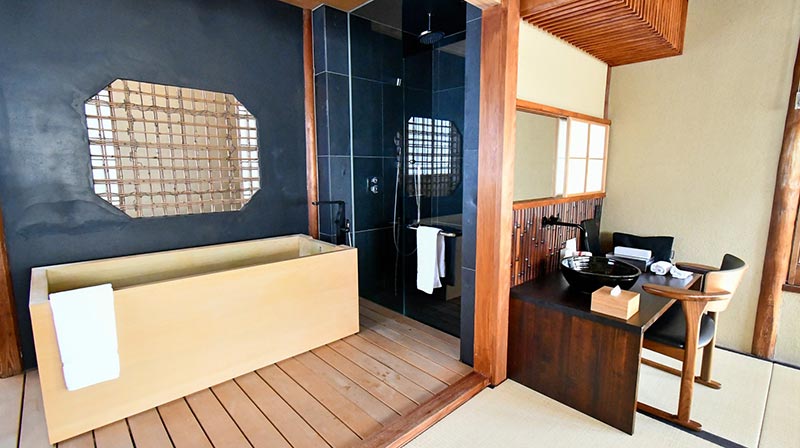 香り豊かな檜風呂と小部屋
