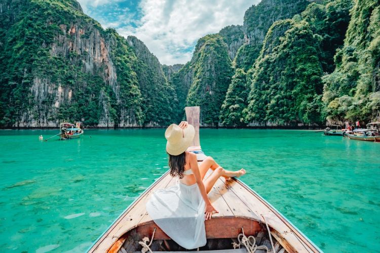 タイ・プーケット島のピピ島でボートに乗っている女性