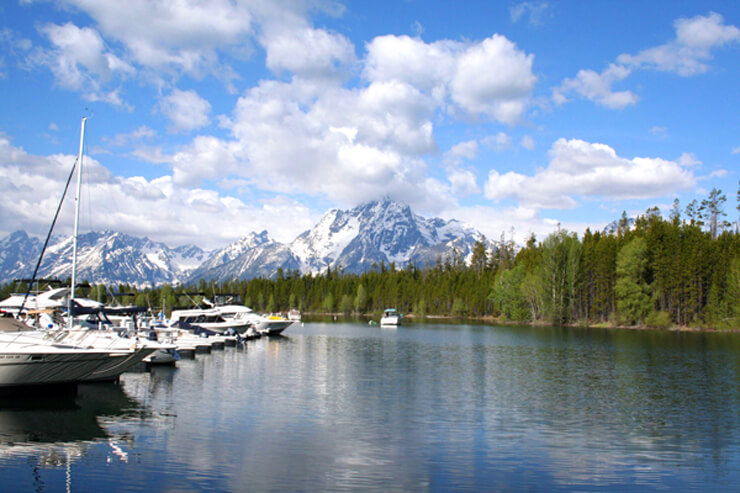 ティートン連峰と湖の美しい景色