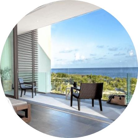 広い窓から海と緑を眺められる客室