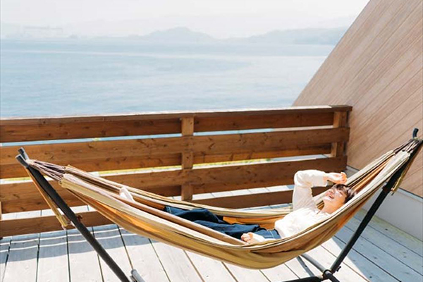 オーシャンビューのバルコニーにハンモック