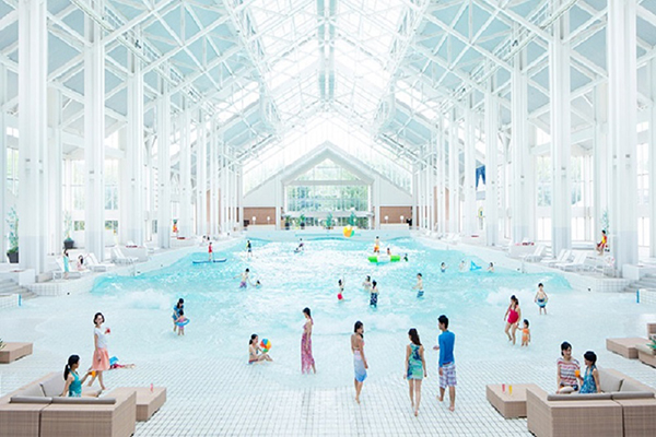 巨大プールで気分は常夏！(「ミナミナビーチ」イメージ)